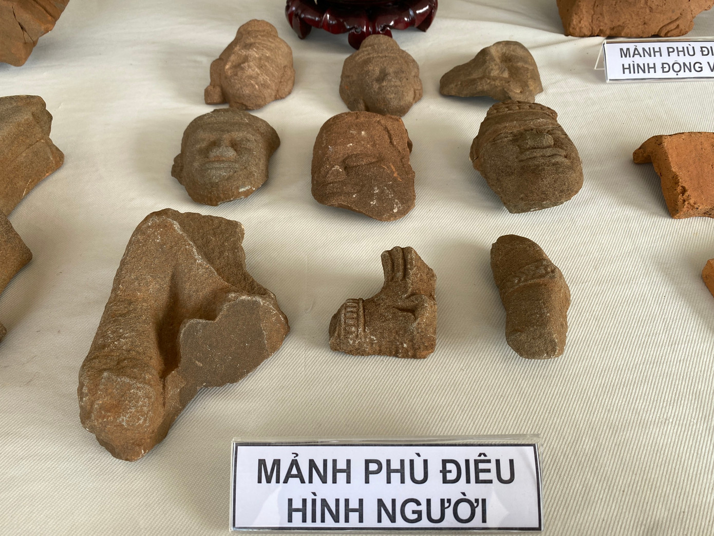 Những hiện vật được phát hiện sau khi khai quật. Ảnh: Đ.X. Những hiện vật được phát hiện sau khi khai quật. Ảnh: Đ.X.