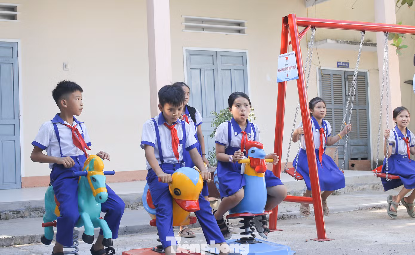 Chiến dịch Thanh niên tình nguyện Hè năm 2024 được Tỉnh Đoàn Bình Định triển khai 2 đợt (đợt 1 từ ngày 26/5 - 29/6, và đợt 2 từ ngày 1 - 30/7). Đã có hơn 67 nghìn lượt ĐVTN tham gia các hoạt động tình nguyện, tăng so với cùng kỳ năm 2023. Ảnh: Trương Định Chiến dịch Thanh niên tình nguyện Hè năm 2024 được Tỉnh Đoàn Bình Định triển khai 2 đợt (đợt 1 từ ngày 26/5 - 29/6, và đợt 2 từ ngày 1 - 30/7). Đã có hơn 67 nghìn lượt ĐVTN tham gia các hoạt động tình nguyện, tăng so với cùng kỳ năm 2023. Ảnh: Trương Định