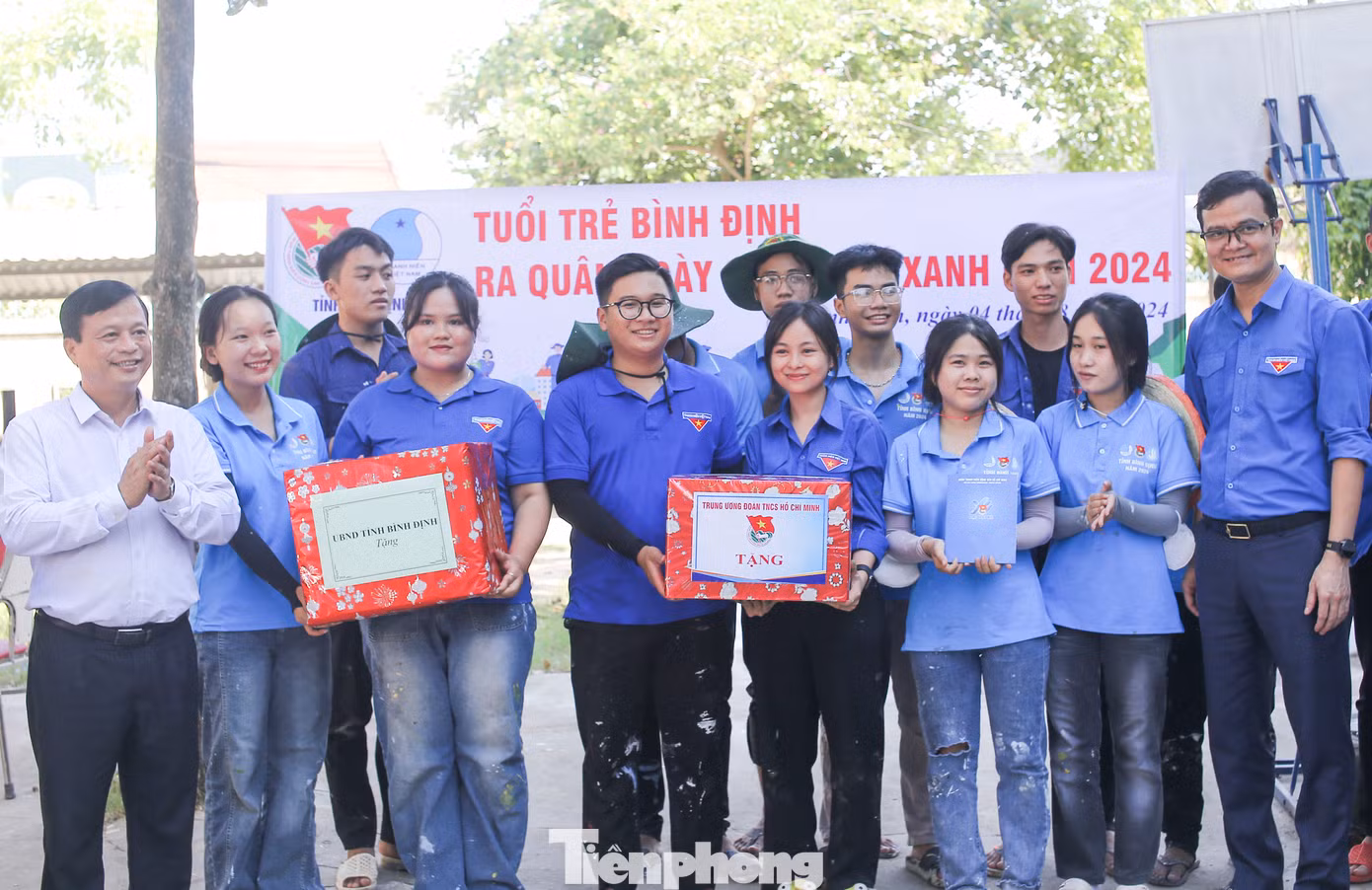 Anh Bùi Quang Huy (bên phải) cùng ông Nguyễn Tuấn Thanh (bên trái) tặng quà cho đội TNTN. Ảnh: Trương Định Anh Bùi Quang Huy (bên phải) cùng ông Nguyễn Tuấn Thanh (bên trái) tặng quà cho đội TNTN. Ảnh: Trương Định