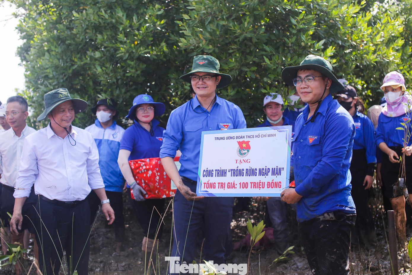 Bí thư thứ nhất T.Ư Đoàn Bùi Quang Huy trao tặng công trình "Trồng rừng ngập mặn" tổng trị giá 100 triệu đồng. Ảnh: Trương Định