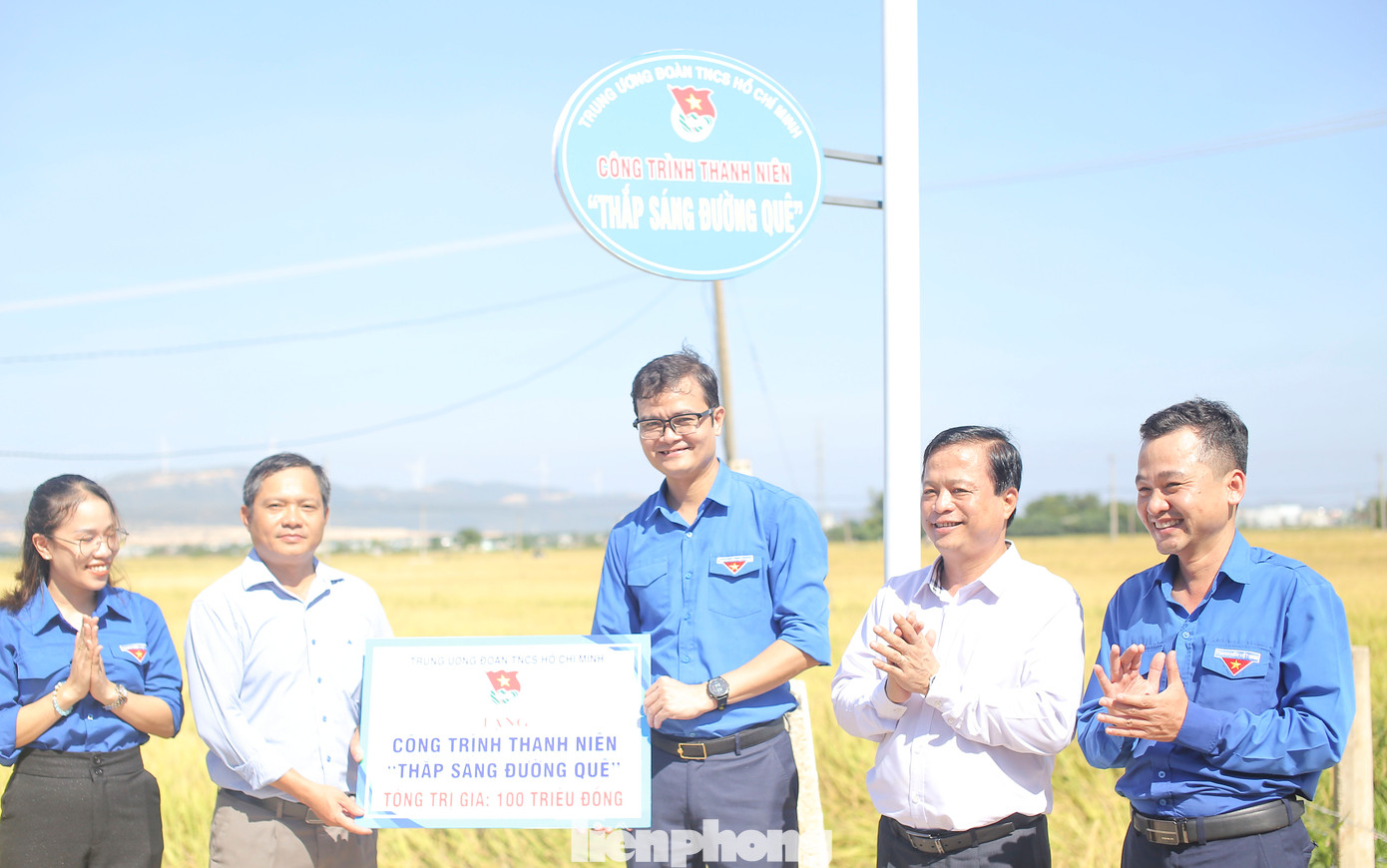 Khánh thành công trình thanh niên “Thắp sáng đường quê”. Ảnh: Trương Định