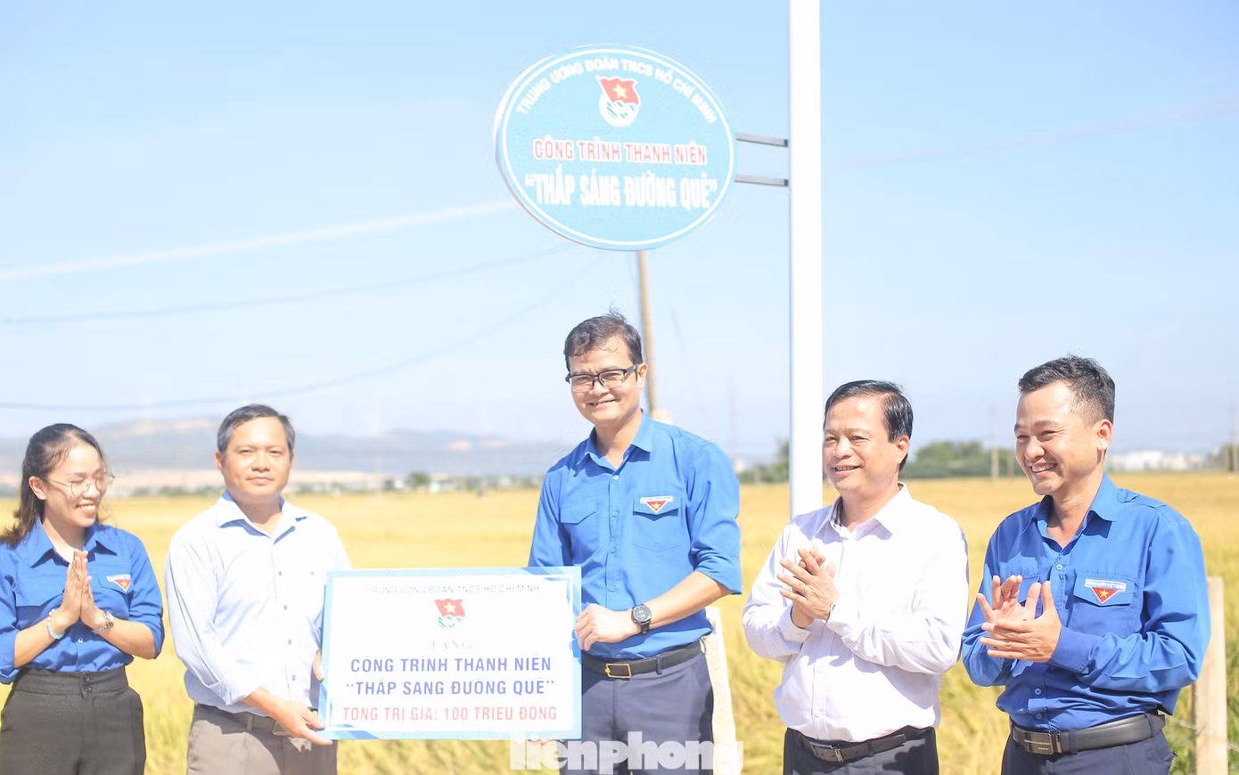 Khánh thành công trình thanh niên “Thắp sáng đường quê”. Ảnh: Trương Định Khánh thành công trình thanh niên “Thắp sáng đường quê”. Ảnh: Trương Định