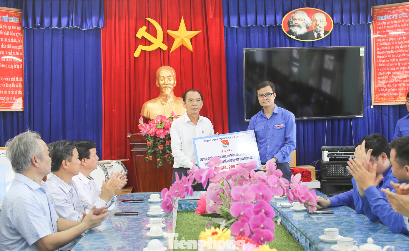 Trao tặng các phần quà cho Trường Tiểu học số 3 Phước Sơn. Ảnh: Trương Định