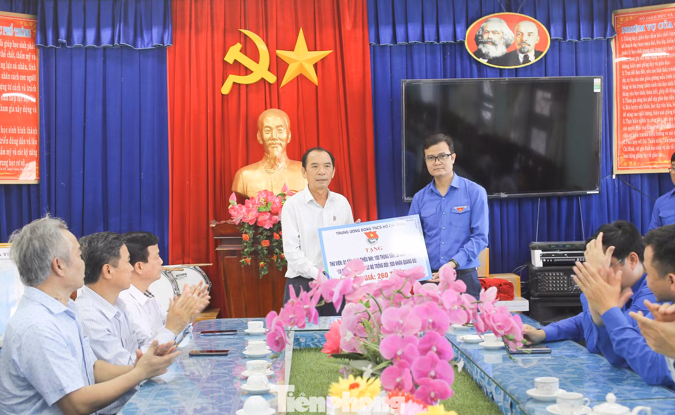 Trao tặng các phần quà cho Trường Tiểu học số 3 Phước Sơn. Ảnh: Trương Định Trao tặng các phần quà cho Trường Tiểu học số 3 Phước Sơn. Ảnh: Trương Định