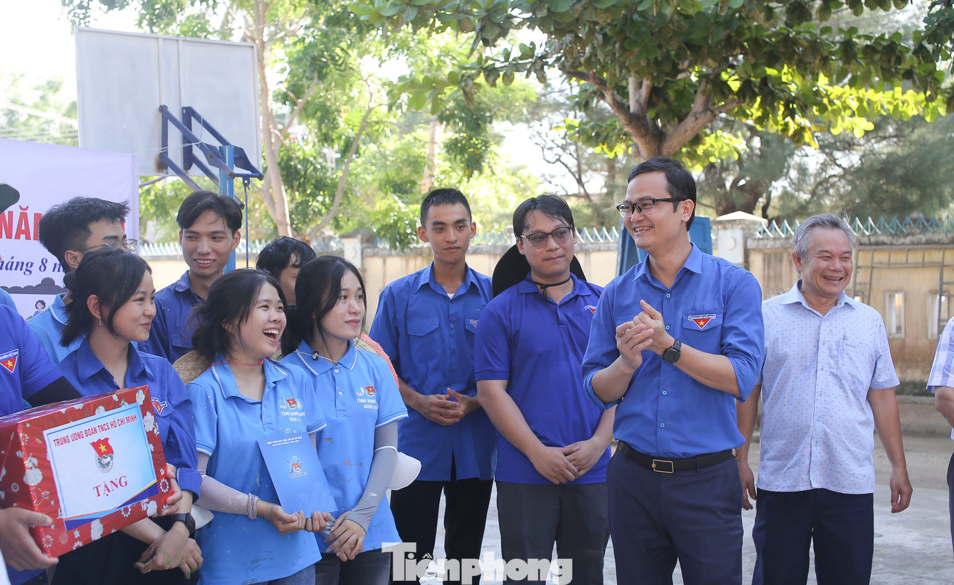 Anh Bùi Quang Huy thăm hỏi, trò chuyện cùng các bạn ĐVTN. Ảnh: Trương Định