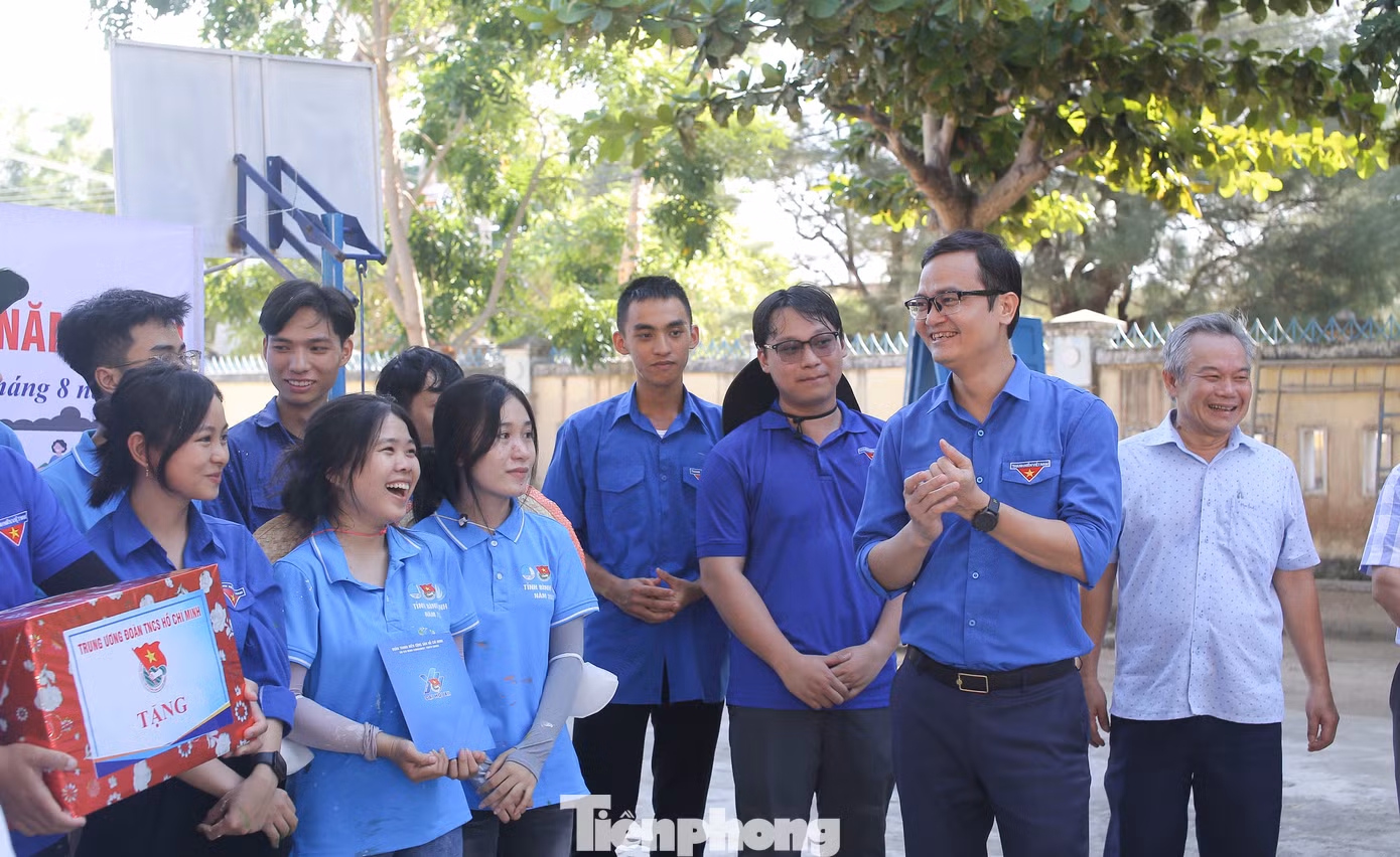 Anh Bùi Quang Huy thăm hỏi, trò chuyện cùng các bạn ĐVTN. Ảnh: Trương Định Anh Bùi Quang Huy thăm hỏi, trò chuyện cùng các bạn ĐVTN. Ảnh: Trương Định