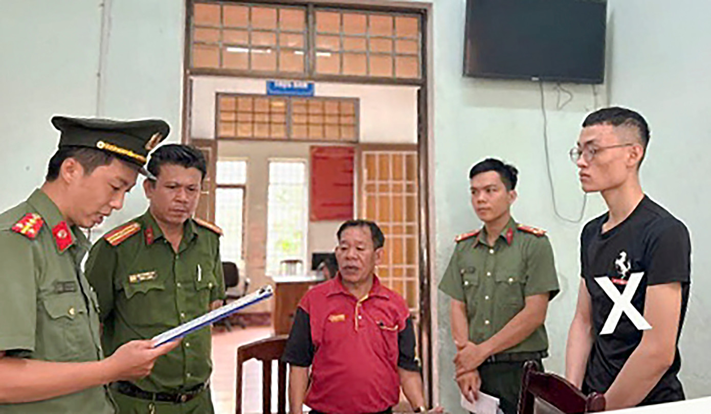 Cơ quan An ninh điều tra (Công an tỉnh Bình Định) đọc quyết định khởi tố Lê Khánh Hoàng. Ảnh: CACC