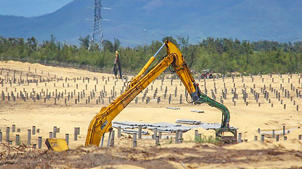 Dự án Nhà máy điện năng lượng mặt trời Phù Mỹ tại xã Mỹ An, giai đoạn triển khai. (Ảnh chụp năm 2021)