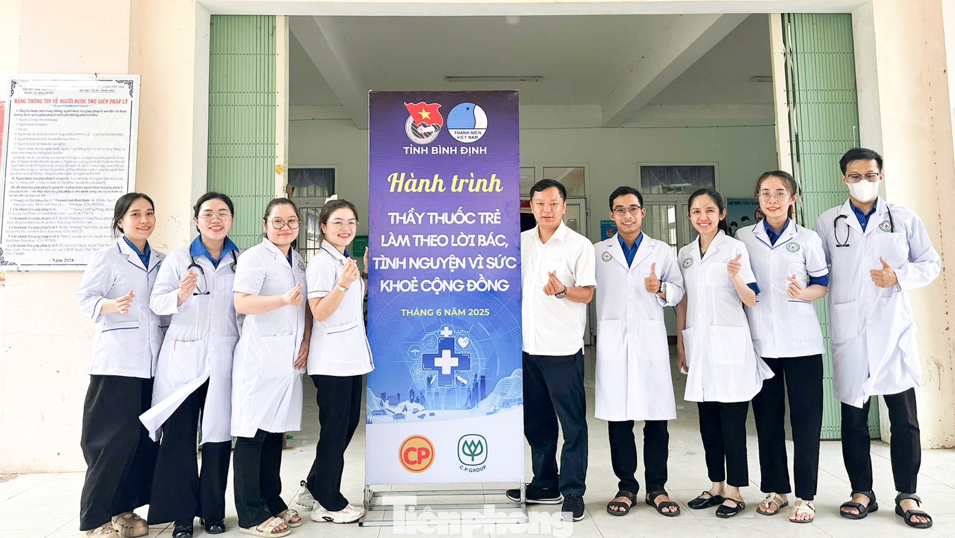 Tổ chức hành trình Thầy thuốc trẻ làm theo lời Bác. Tổ chức hành trình Thầy thuốc trẻ làm theo lời Bác.