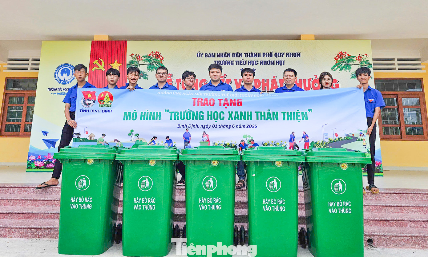 Trao tặng mô hình “Trường học xanh thân thiện” tại trường Tiểu học Nhơn Hội, TP. Quy Nhơn. Trao tặng mô hình “Trường học xanh thân thiện” tại trường Tiểu học Nhơn Hội, TP. Quy Nhơn.