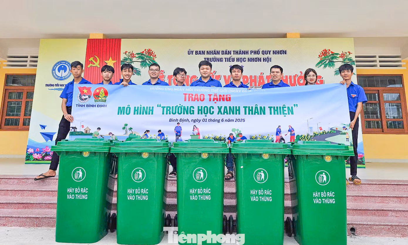 Trao tặng mô hình “Trường học xanh thân thiện” tại trường Tiểu học Nhơn Hội, TP. Quy Nhơn.