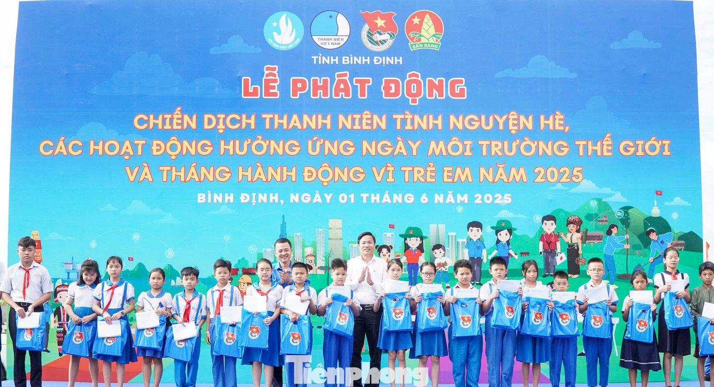 Trao quà cho các em thiếu nhi, các hộ gia đình. Trao quà cho các em thiếu nhi, các hộ gia đình.