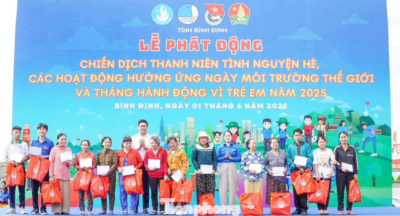 Trao quà cho các em thiếu nhi, các hộ gia đình. Trao quà cho các em thiếu nhi, các hộ gia đình.