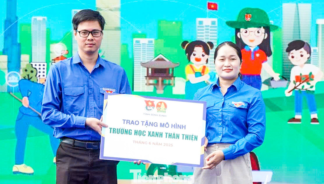 Trao tặng mô hình “Trường học xanh thân thiện” tại trường Tiểu học Nhơn Hội, TP. Quy Nhơn. Trao tặng mô hình “Trường học xanh thân thiện” tại trường Tiểu học Nhơn Hội, TP. Quy Nhơn.