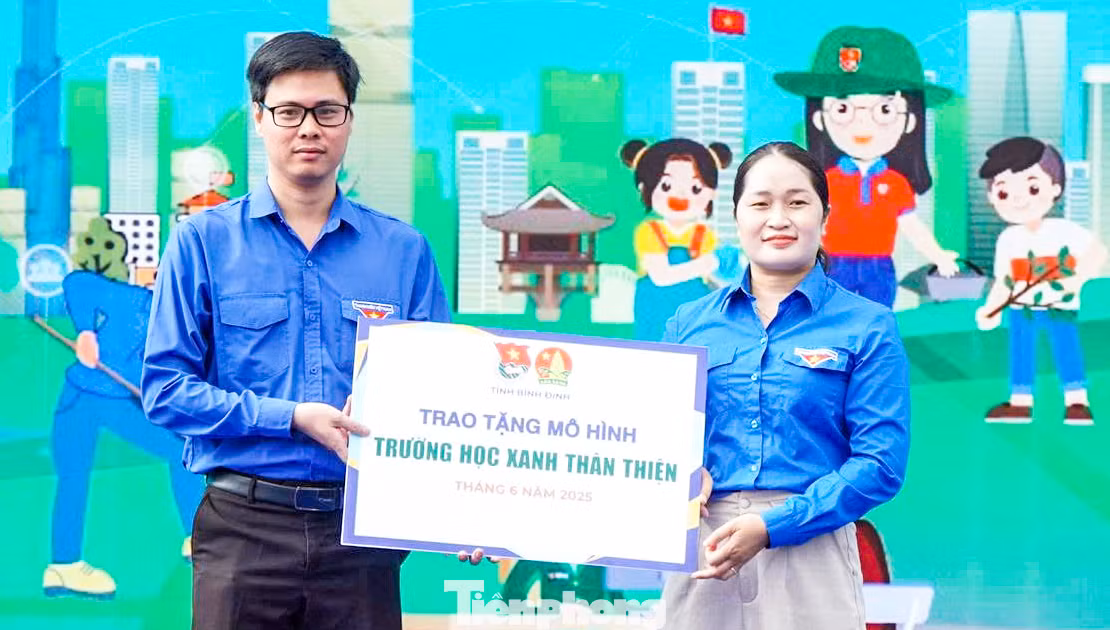 Trao tặng mô hình “Trường học xanh thân thiện” tại trường Tiểu học Nhơn Hội, TP. Quy Nhơn.