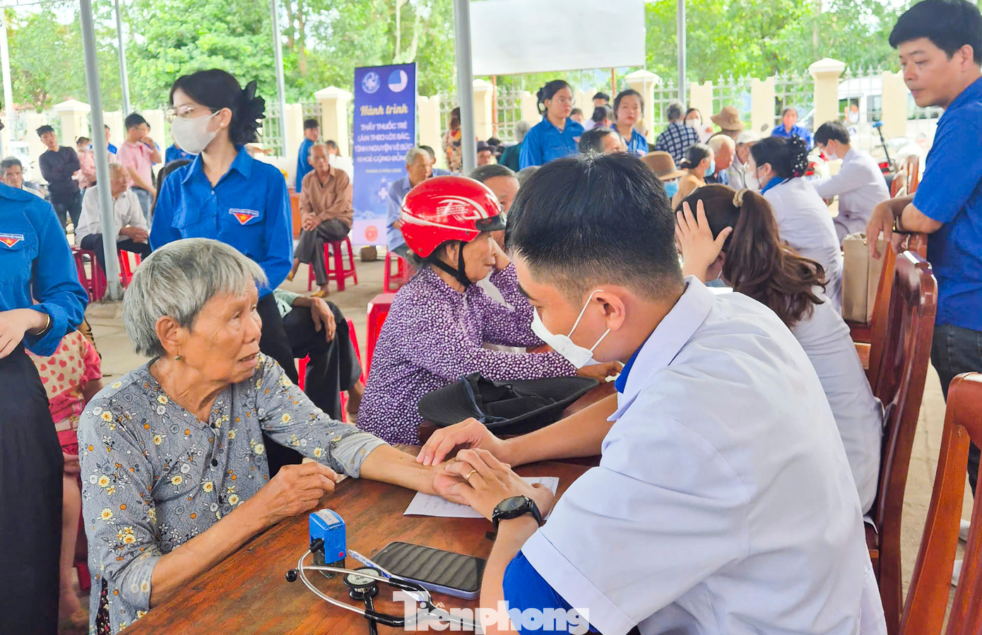 Tổ chức hành trình Thầy thuốc trẻ làm theo lời Bác. Tổ chức hành trình Thầy thuốc trẻ làm theo lời Bác.