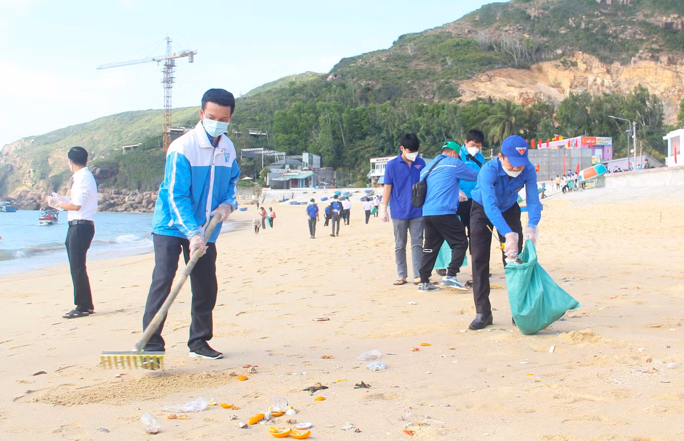 Ra quân làm sạch biển. Ảnh: Trương Định