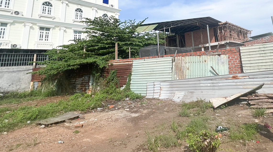 Công trình xây dựng không phép được rào tôn, cách trụ sở UBND xã Mỹ Phong chỉ 200m, thời điểm chụp năm 2023.