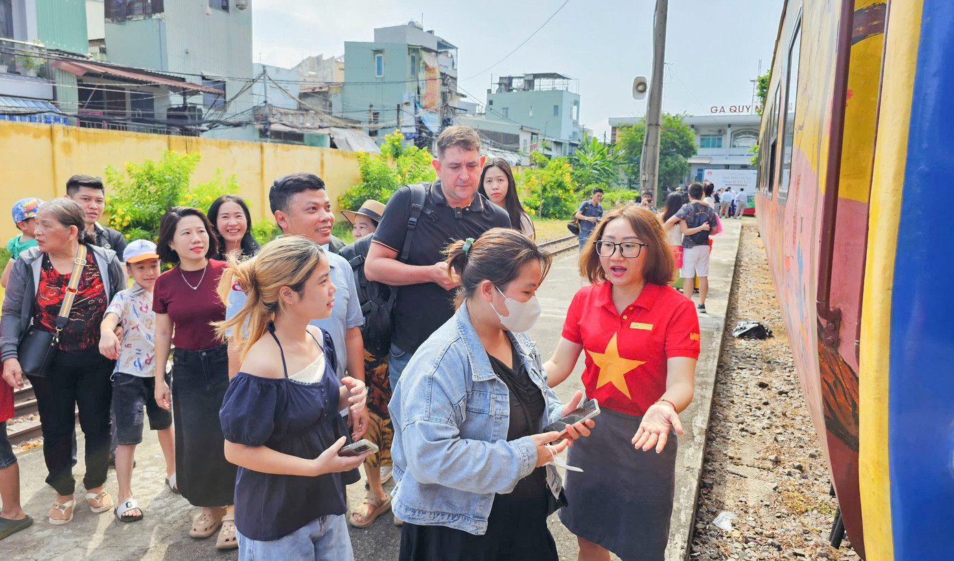 Du khách trong và ngoài nước trải nghiệm chuyến tàu “Hành trình văn hóa - Về miền đất võ”.