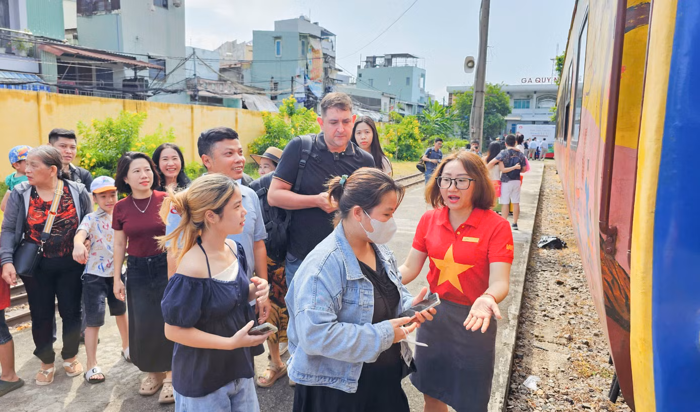 Du khách trong và ngoài nước trải nghiệm chuyến tàu “Hành trình văn hóa - Về miền đất võ”.