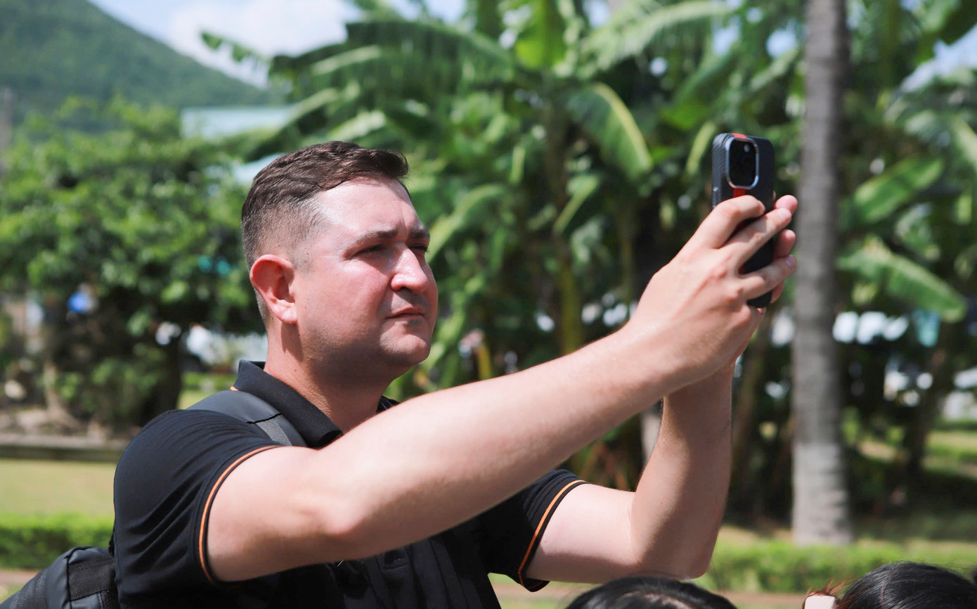 Du khách nước ngoài ghi lại những khoảng khắc ấn tượng trong chuyến du lịch.