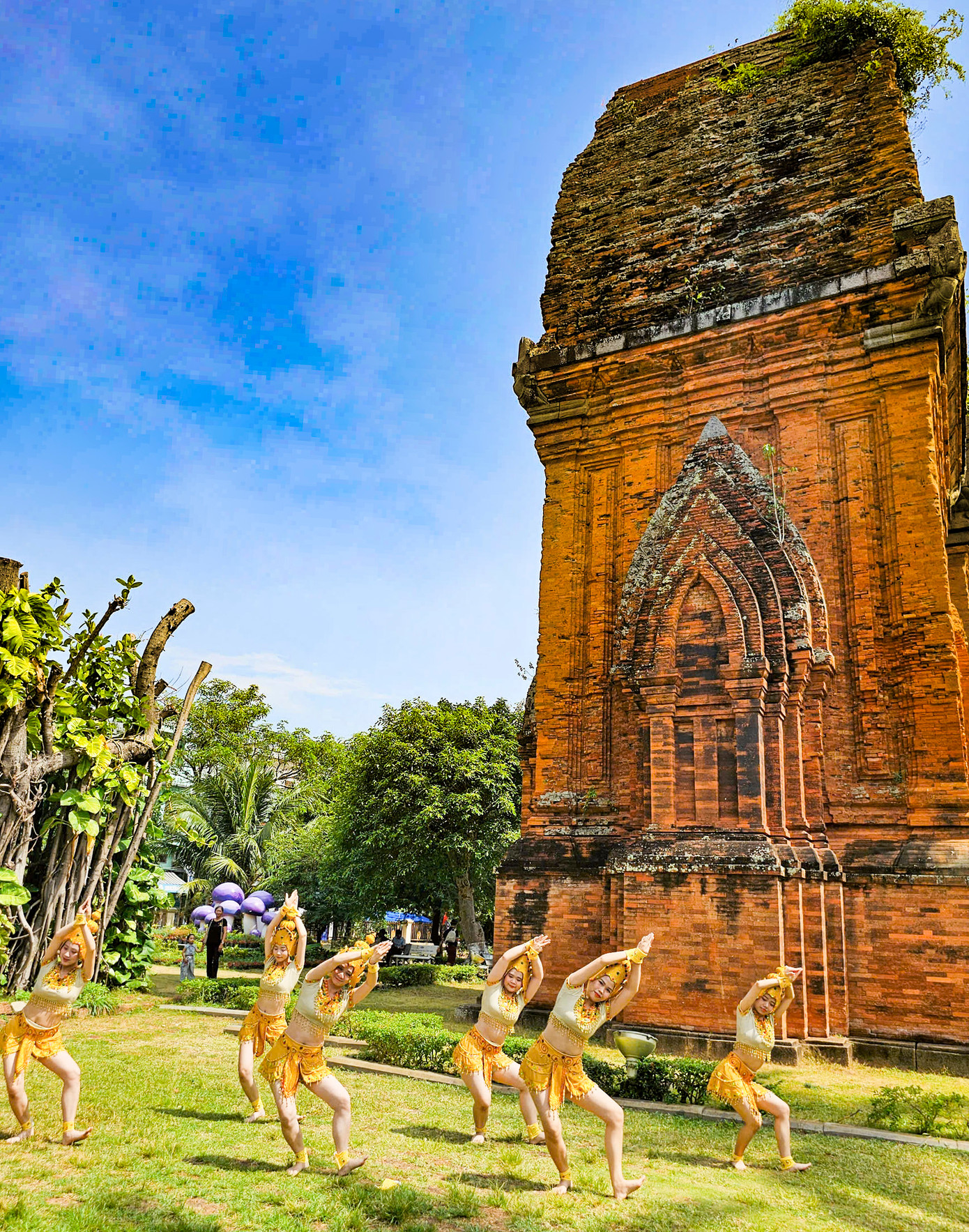 Du khách tham quan cụm Tháp Đôi và thưởng thức điệu múa dân gian chăm.