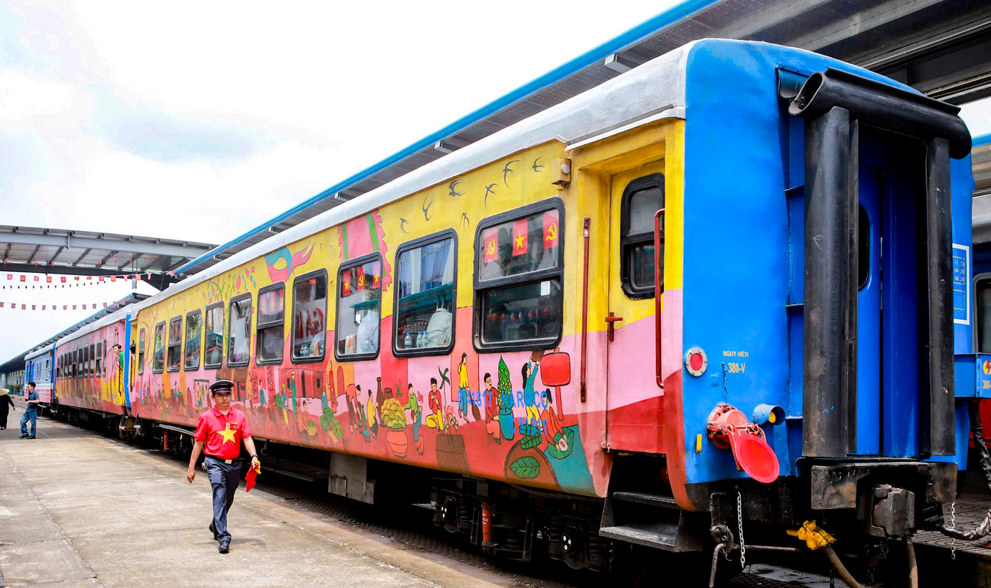 Du khách trong và ngoài nước trải nghiệm chuyến tàu “Hành trình văn hóa - Về miền đất võ”.