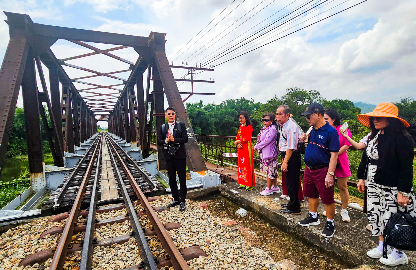 Cầu Luật Lễ - cây cầu sắt trăm tuổi nhuốm màu thời gian.