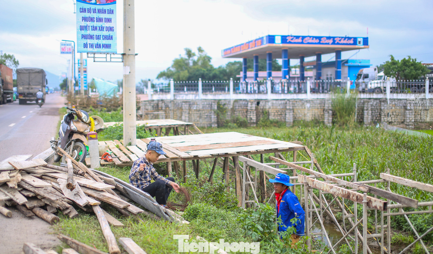 Nhà vườn tranh thủ dựng sạp để đưa mai ra bày bán. Ảnh: Trương Định