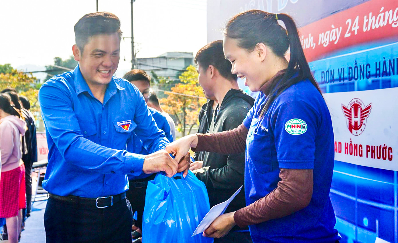 Anh Phạm Hồng Hiệp – Phó Bí thư Tỉnh Đoàn Bình Định tặng quà cho thanh niên công nhân. Anh Phạm Hồng Hiệp – Phó Bí thư Tỉnh Đoàn Bình Định tặng quà cho thanh niên công nhân.