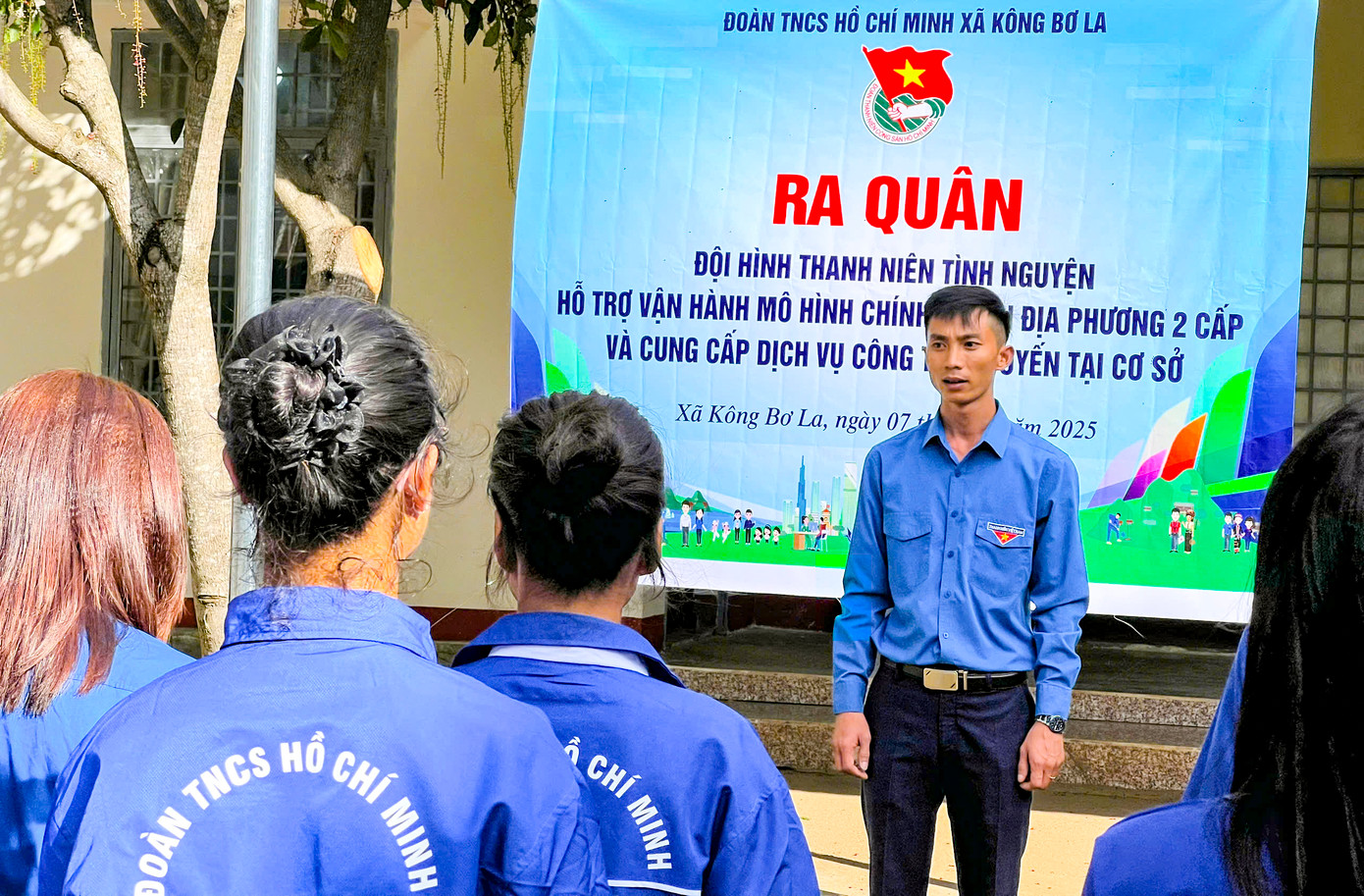 Đoàn viên xã Kông Bơ La (tỉnh Gia Lai) ra quân.