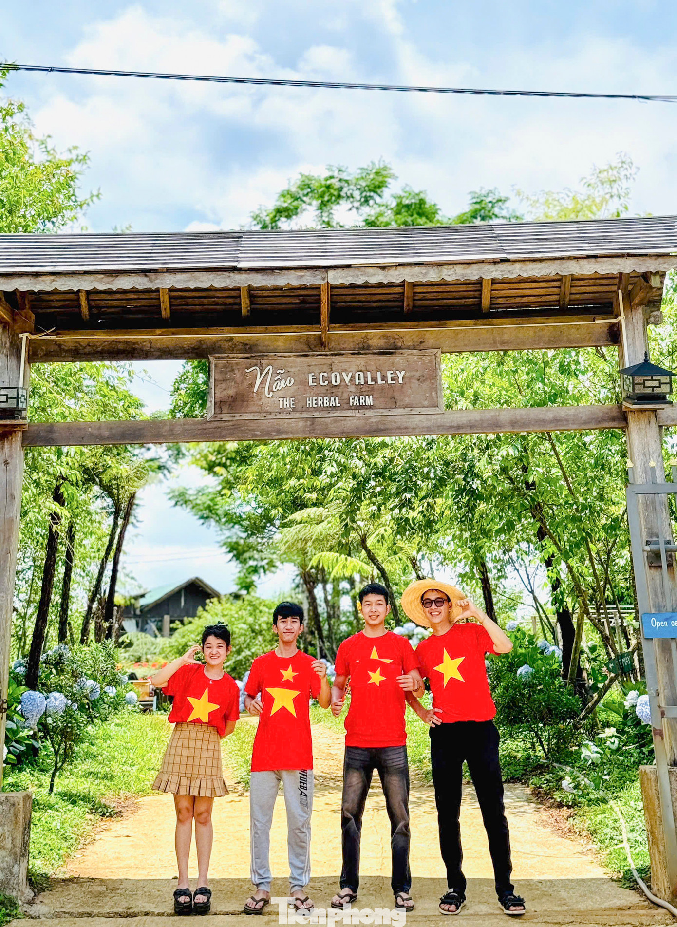 Nhóm bạn trẻ chinh phục cổng trời.