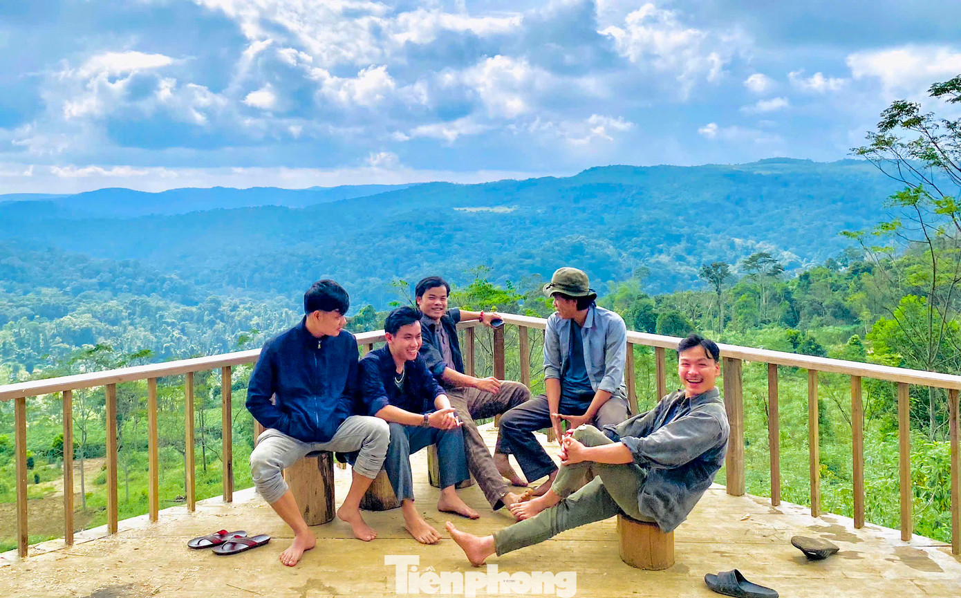 Nhóm bạn trẻ bỏ phố lên rừng kiến tạo cuộc đời mình.