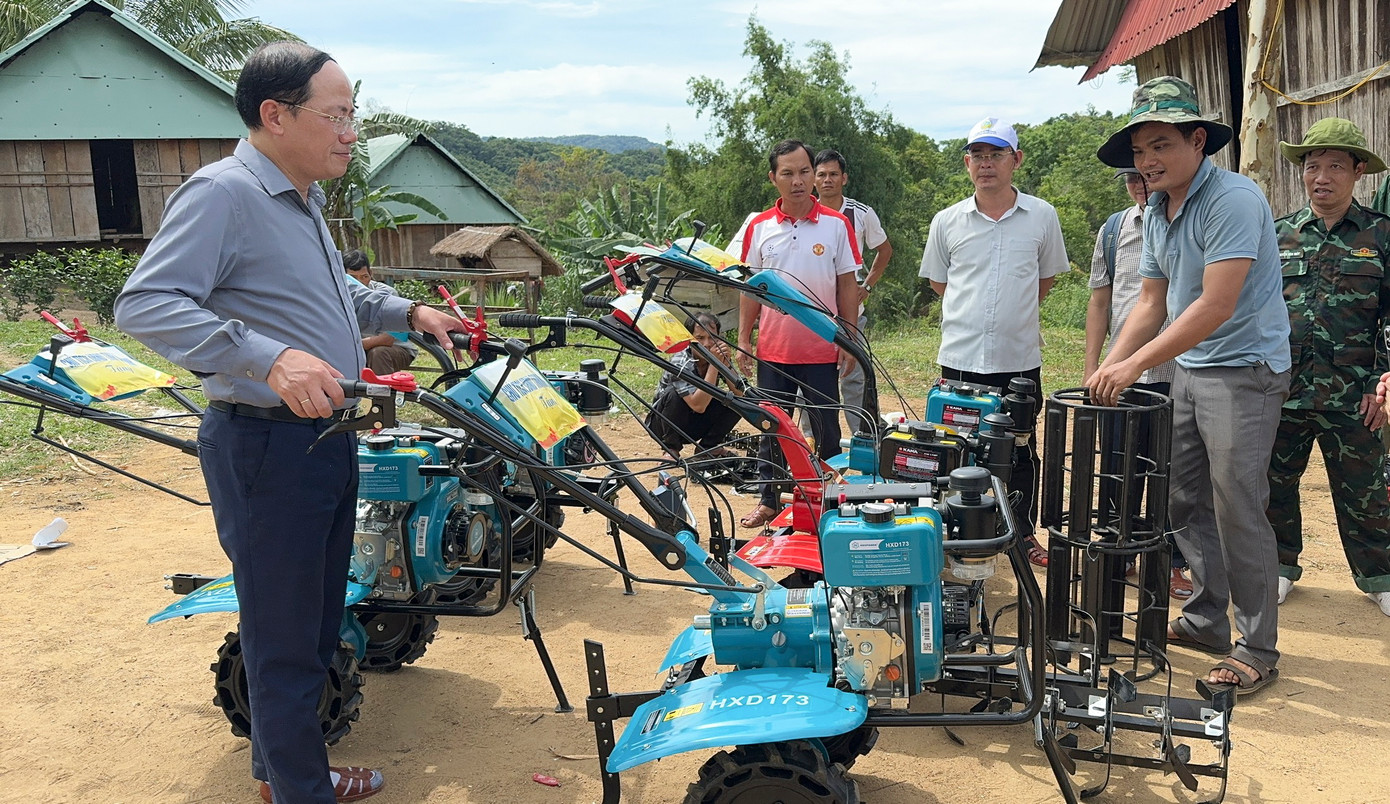 Trong chuyến công tác đến O2, ông Phạm Anh Tuấn - Chủ tịch UBND tỉnh Bình Định (bên trái) đã có những chia sẻ với người dân về những khó khăn, thiếu thốn nơi đây. Trong đó hỗ trợ thôn 5 bộ đèn năng lượng mặt trời 1.000W, 5 máy cày cầm tay, 5 bồn chứa nước inox loại 1.500 lít và 2.000m ống nước để dẫn nước từ suối về thôn. Đồng thời có những chỉ đạo, sở, ngành, địa phương quan tâm trong việc hỗ trợ người dân phát triển kinh tế.
