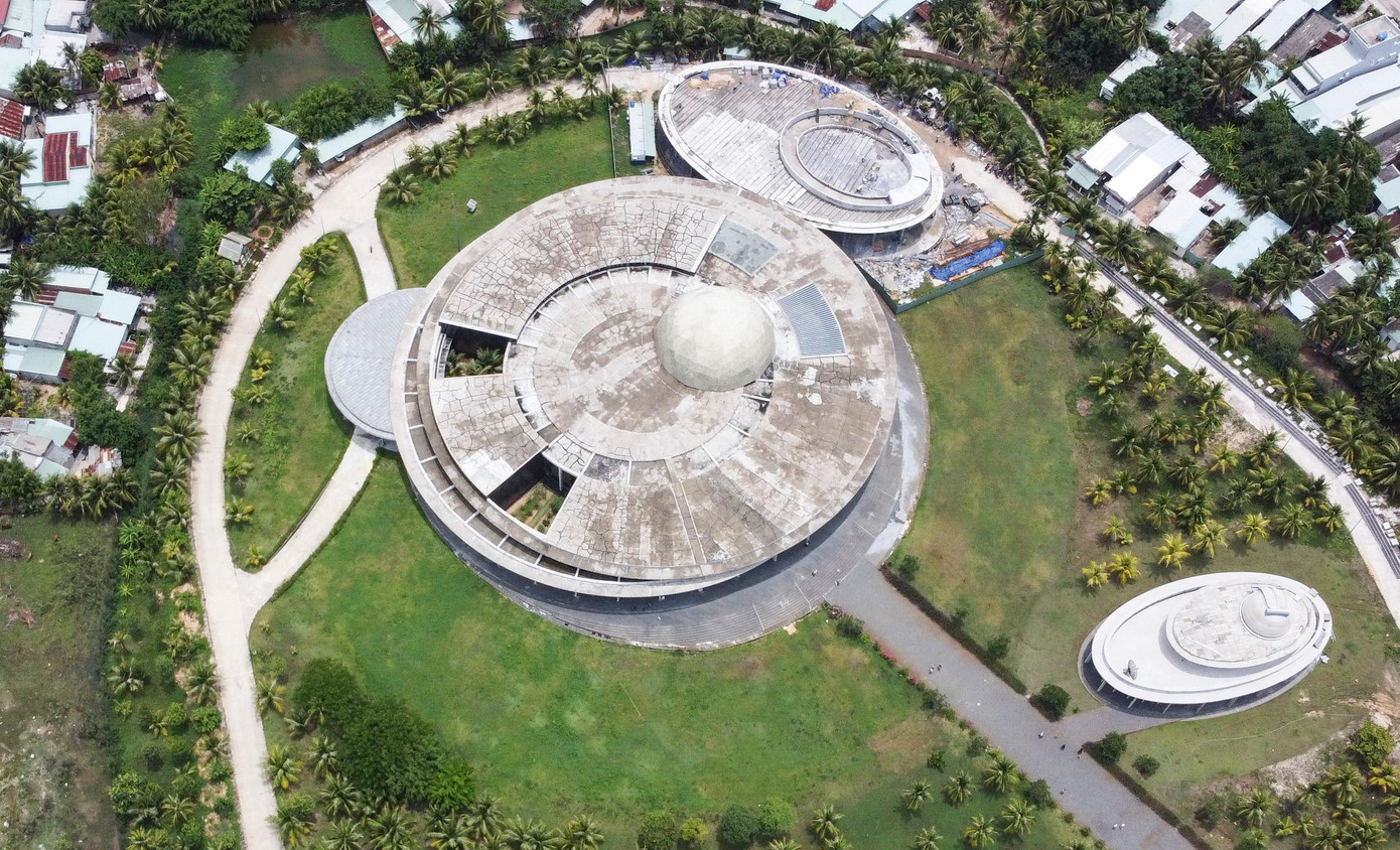 Tòa nhà chính của Trung tâm Khám phá khoa học tại phường Ghềnh Ráng (TP Quy Nhơn) hiện xuất hiện 27 điểm thấm dột. Ảnh: N.O Tòa nhà chính của Trung tâm Khám phá khoa học tại phường Ghềnh Ráng (TP Quy Nhơn) hiện xuất hiện 27 điểm thấm dột. Ảnh: N.O