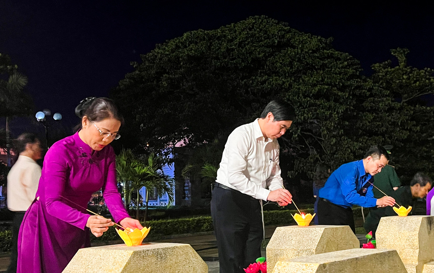 Bà Nguyễn Thị Phong Vũ - Trưởng ban Ban Dân vận Tỉnh ủy, Chủ tịch Ủy ban Mặt trận Tổ quốc Việt Nam tỉnh Bình Định; ông Lâm Hải Giang - Phó Chủ tịch UBND tỉnh; anh Nguyễn Thành Trung - Bí thư Tỉnh Đoàn thắp hương mộ liệt sĩ.