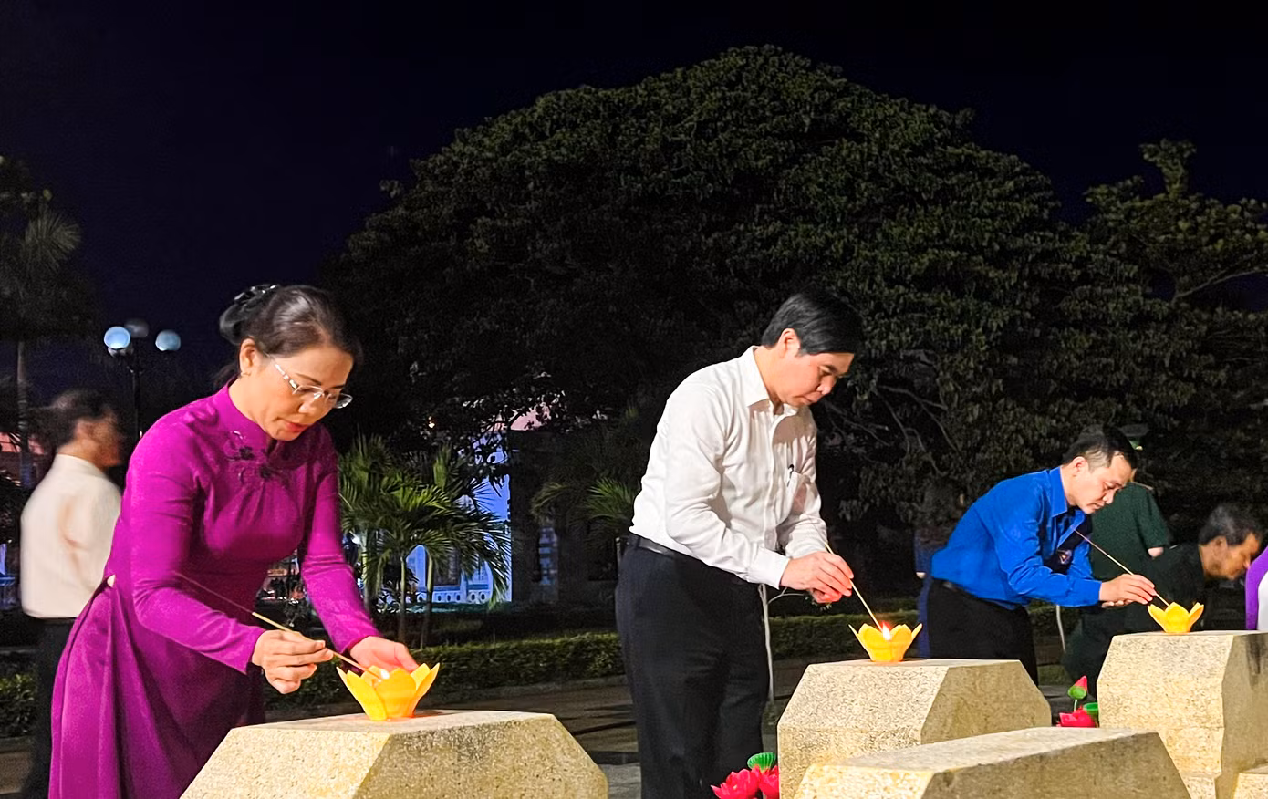 Bà Nguyễn Thị Phong Vũ - Trưởng ban Ban Dân vận Tỉnh ủy, Chủ tịch Ủy ban Mặt trận Tổ quốc Việt Nam tỉnh Bình Định; ông Lâm Hải Giang - Phó Chủ tịch UBND tỉnh; anh Nguyễn Thành Trung - Bí thư Tỉnh Đoàn thắp hương mộ liệt sĩ.
