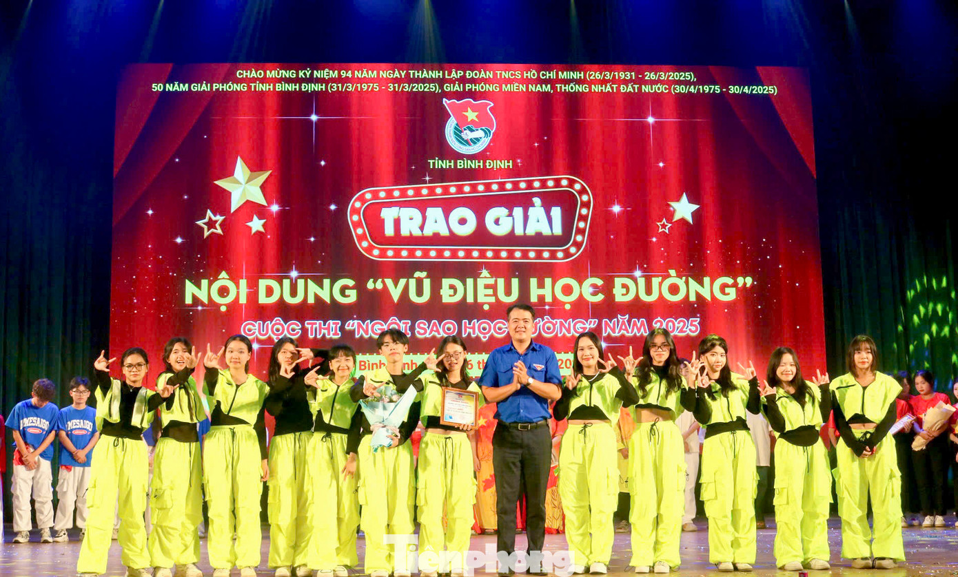 Trao giải nội dung thi "Vũ điệu học đường”. Ảnh: Trương Định Trao giải nội dung thi "Vũ điệu học đường”. Ảnh: Trương Định