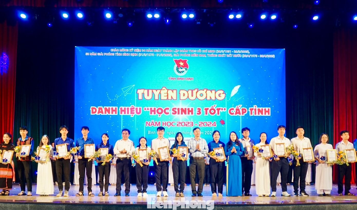 Tỉnh Đoàn Bình Định tuyên dương học sinh đạt danh hiệu “Học sinh 3 tốt” cấp tỉnh. Ảnh: Trương Định Tỉnh Đoàn Bình Định tuyên dương học sinh đạt danh hiệu “Học sinh 3 tốt” cấp tỉnh. Ảnh: Trương Định