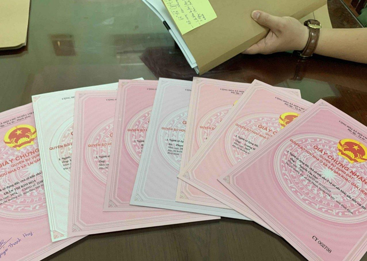 Khoảng từ năm 2019 đến năm 2021, Trần Thị Kim Hoa cùng đồng bọn đã dùng thủ đoạn làm giả gần 17 giấy chứng nhận quyền sử dụng đất. Ảnh: Công an Bình Định