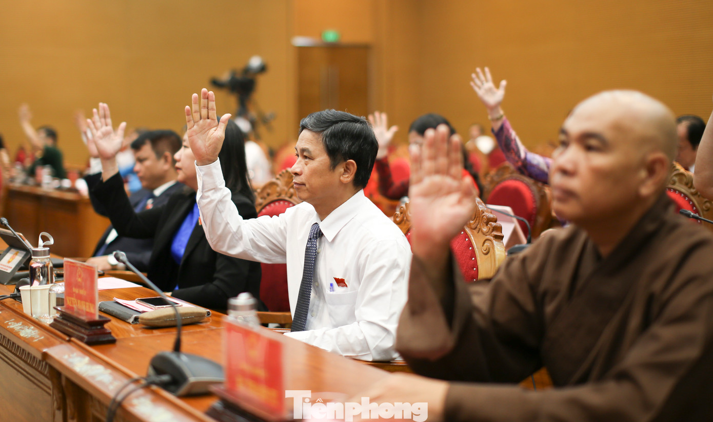 Các đại biểu HĐND tỉnh Bình Định biểu quyết thông qua các nghị quyết. Ảnh: Trương Định