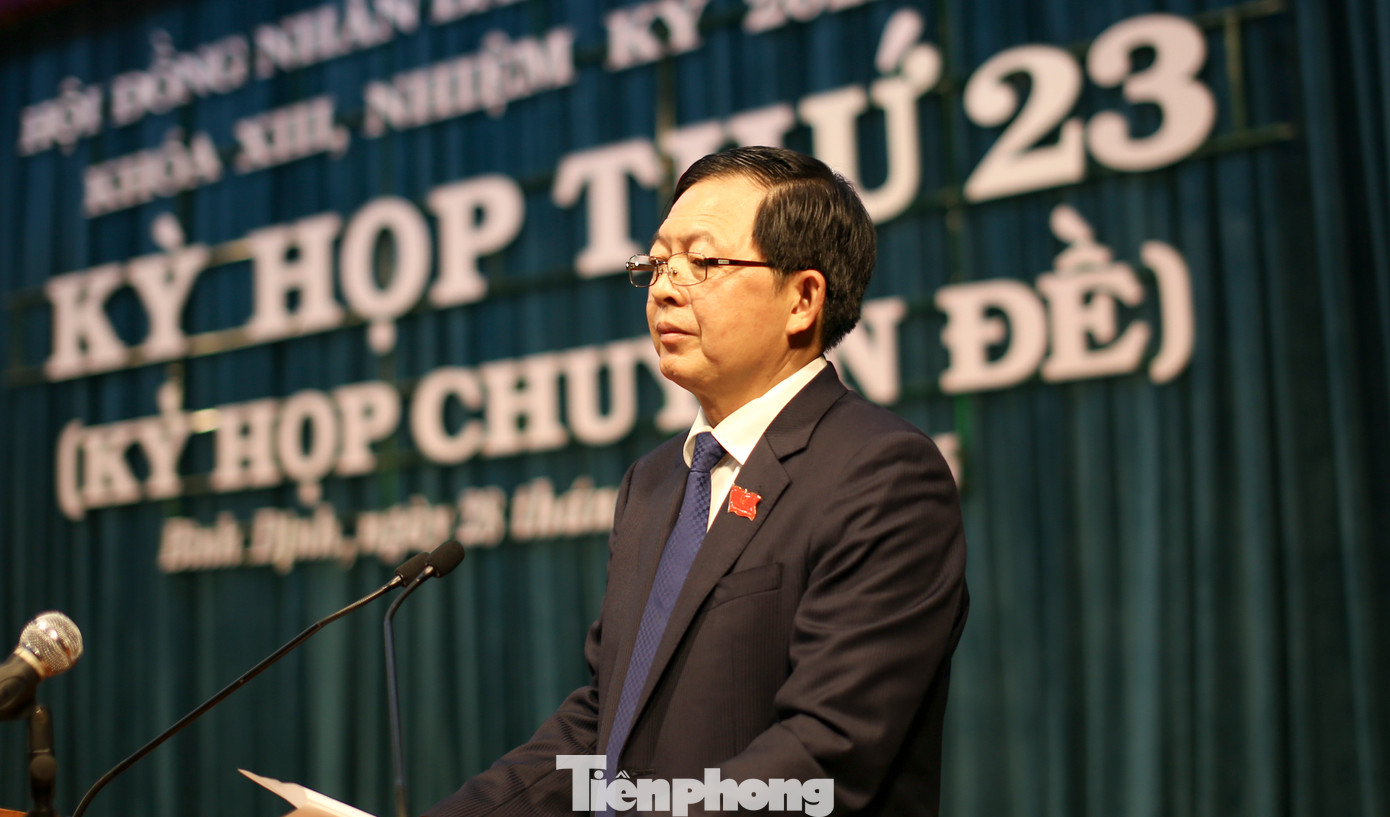 Ông Hồ Quốc Dũng - Bí thư Tỉnh ủy, Chủ tịch HĐND tỉnh Bình Định, phát biểu tại kỳ họp. Ảnh: Trương Định