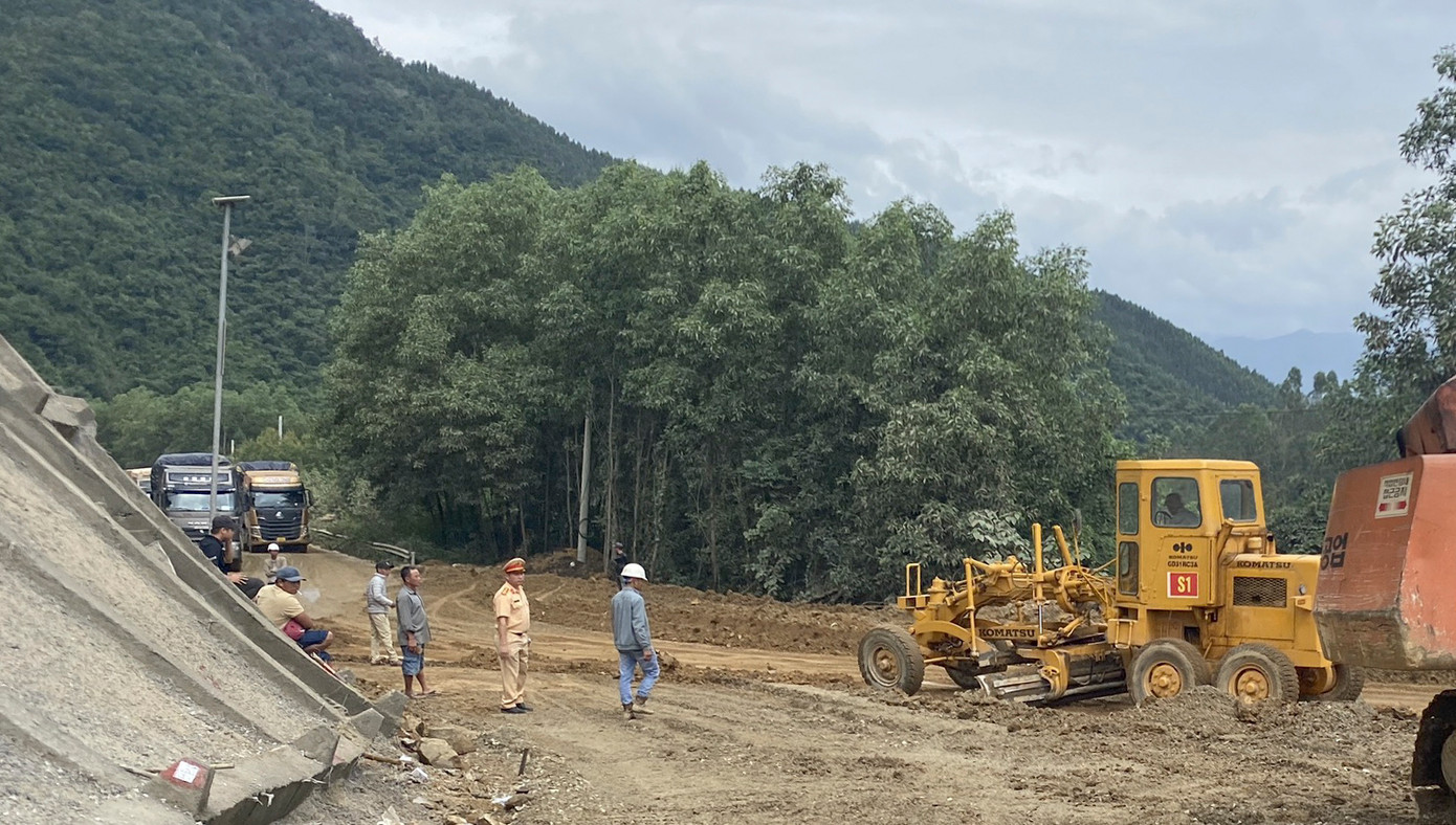 Lực lượng CSGT có mặt tại hiện trường để điều tiết giao thông. Lực lượng CSGT có mặt tại hiện trường để điều tiết giao thông.