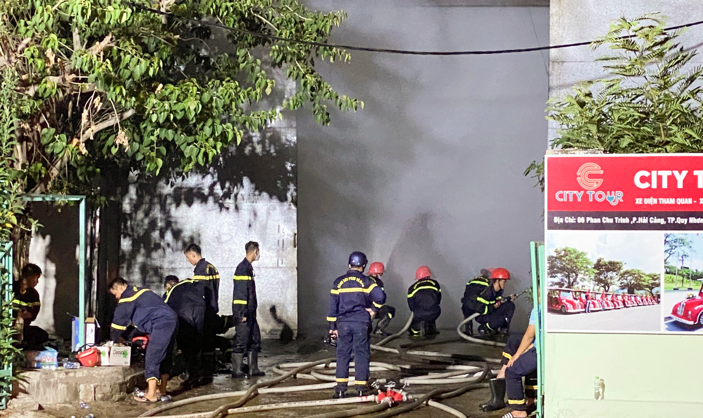 Cán bộ, chiến sĩ tiến hành công tác chữa cháy. Ảnh:Q.Q