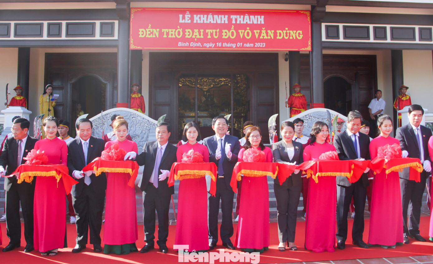 Lãnh đạo tỉnh Bình Định cắt băng khánh thành đền thờ Đại Tư đồ Võ Văn Dũng. Ảnh: Trương Định. Lãnh đạo tỉnh Bình Định cắt băng khánh thành đền thờ Đại Tư đồ Võ Văn Dũng. Ảnh: Trương Định.
