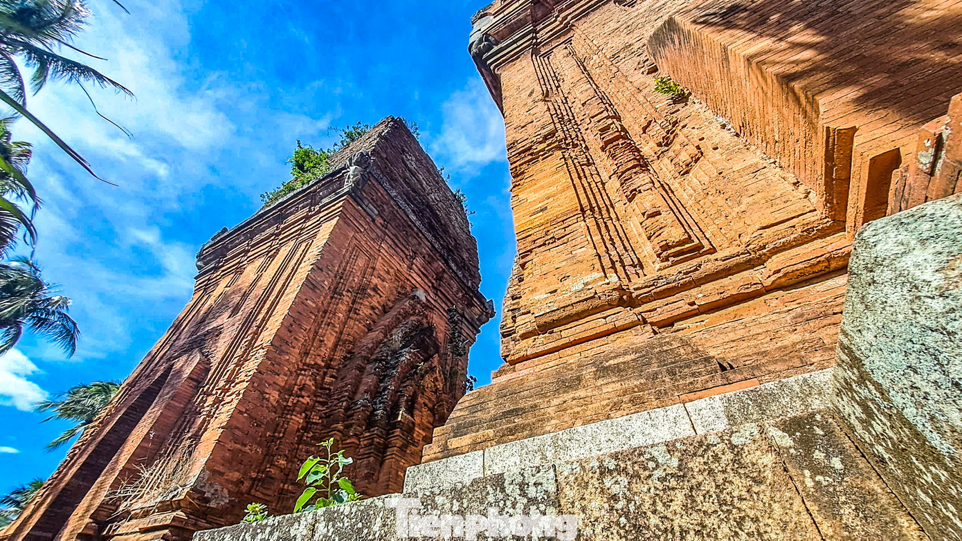 Ở Tháp Đôi, bên cạnh những yếu tố kiến trúc của một ngôi tháp Chăm truyền thống, như khối thân vuông, cửa chính quay về hướng Đông, 3 mặt còn lại là 3 cửa giả, thì ở Tháp Đôi còn hiện lên những nét đặc trưng với khối hình lớn, vòm cửa ra vào và cửa giả vút lên như hình mũi giáo… Ảnh: Trương Định. Ở Tháp Đôi, bên cạnh những yếu tố kiến trúc của một ngôi tháp Chăm truyền thống, như khối thân vuông, cửa chính quay về hướng Đông, 3 mặt còn lại là 3 cửa giả, thì ở Tháp Đôi còn hiện lên những nét đặc trưng với khối hình lớn, vòm cửa ra vào và cửa giả vút lên như hình mũi giáo… Ảnh: Trương Định.