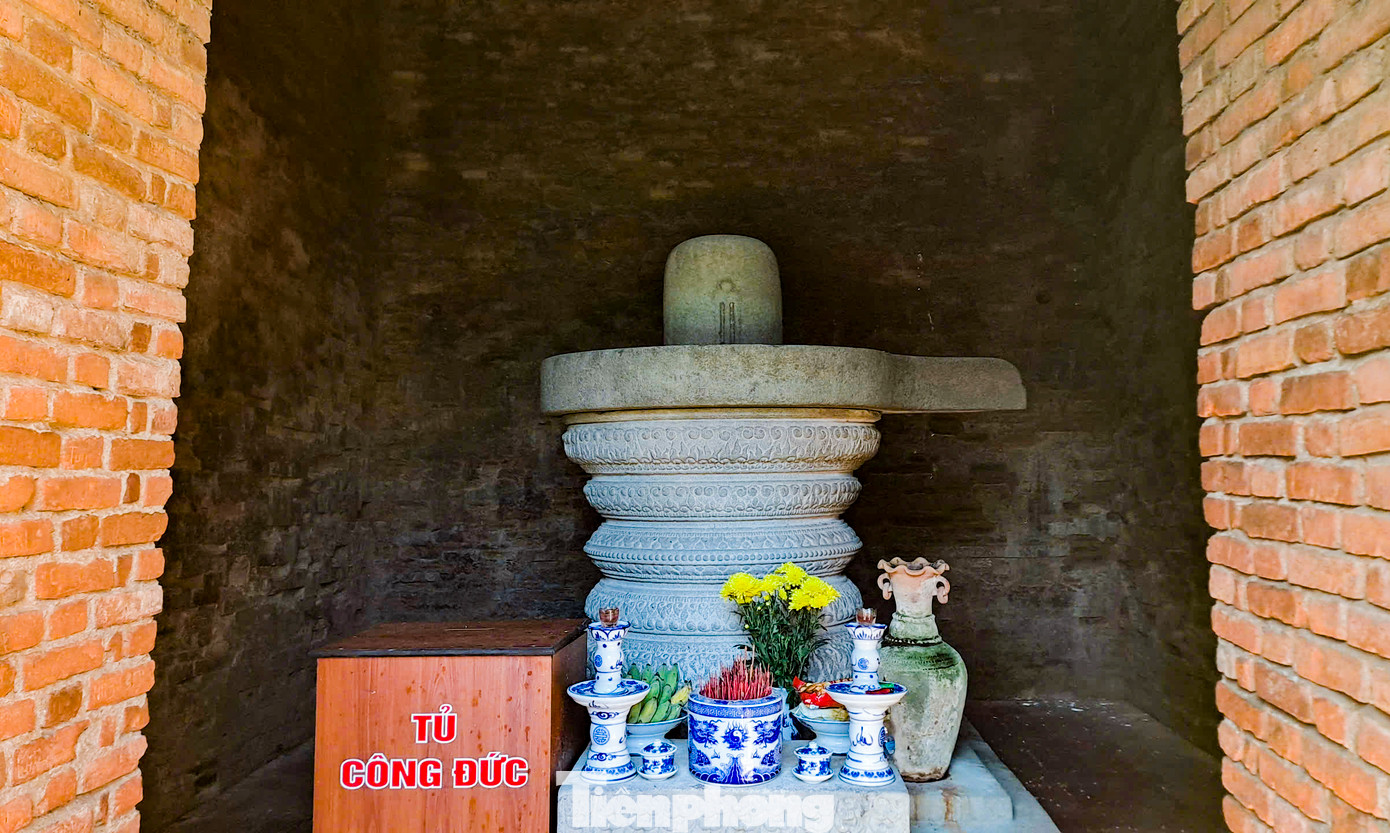 Bên trong tháp cổ là thờ bộ ngẫu tượng Linga - Yoni bằng sa thạch. Ảnh: Trương Định. Bên trong tháp cổ là thờ bộ ngẫu tượng Linga - Yoni bằng sa thạch. Ảnh: Trương Định.
