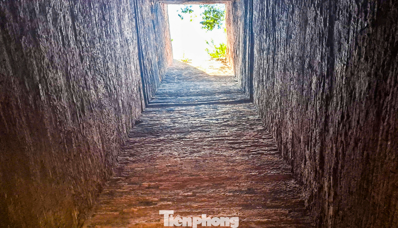 Phía bên trong tháp. Ảnh: Trương Định. Phía bên trong tháp. Ảnh: Trương Định.