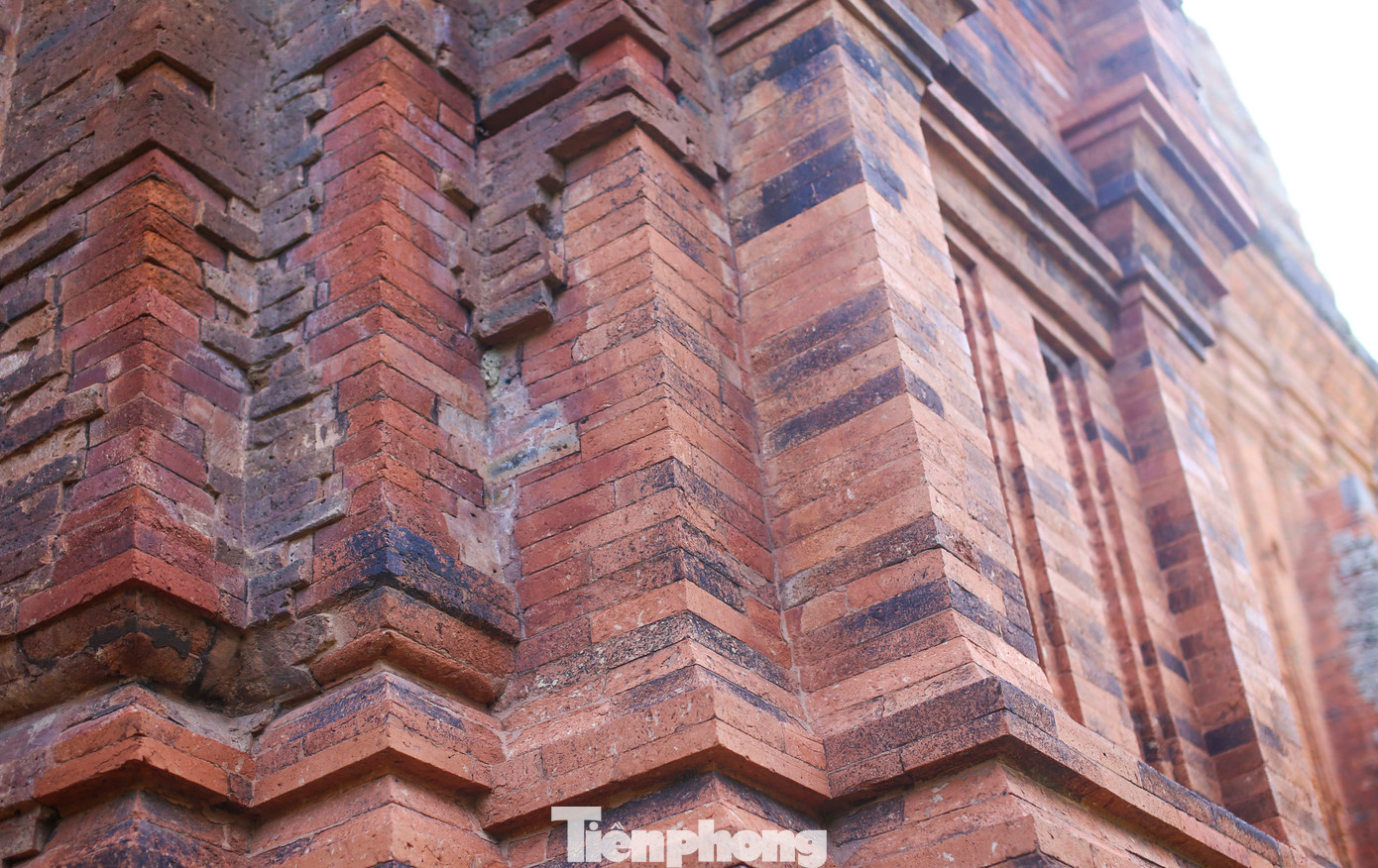Những viên gạch xếp chồng lên nhau. Ảnh: Trương Định. Những viên gạch xếp chồng lên nhau. Ảnh: Trương Định.