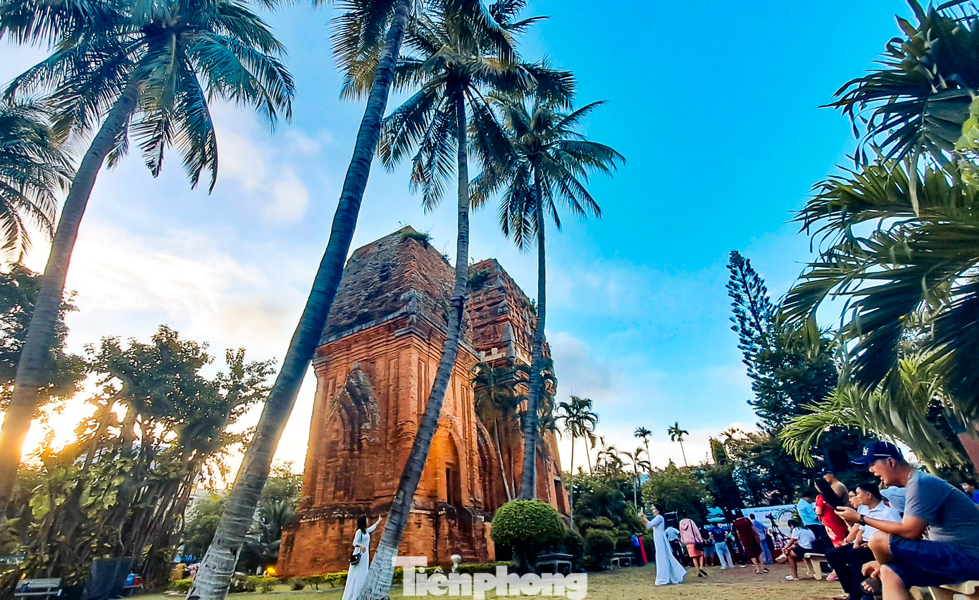 Tháp Đôi tọa lạc trên đường Trần Hưng Đạo (phường Đống Đa, TP. Quy Nhơn, Bình Định), hiện là một điểm đến hấp dẫn du khách trong và quốc tế. Ảnh: Trương Định. Tháp Đôi tọa lạc trên đường Trần Hưng Đạo (phường Đống Đa, TP. Quy Nhơn, Bình Định), hiện là một điểm đến hấp dẫn du khách trong và quốc tế. Ảnh: Trương Định.